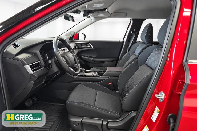 Used 2025 Mitsubishi Outlander ES FWD image 11
