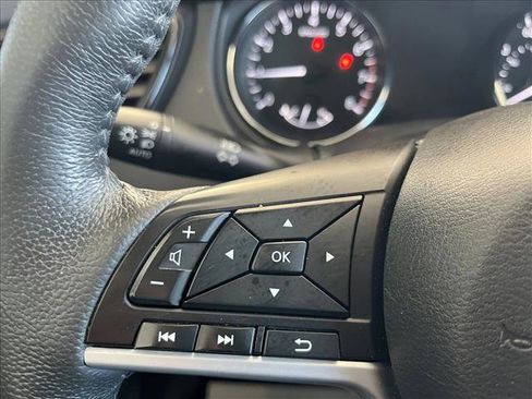 Used 2017 Nissan Rogue SV w/ SV Premium Package image 17