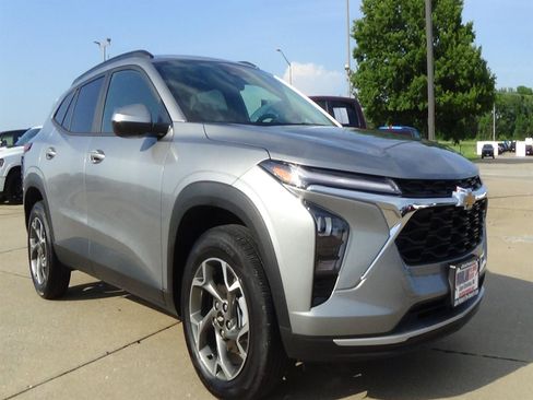Used 2025 Chevrolet Trax LT w/ LT Convenience Package FWD image 4