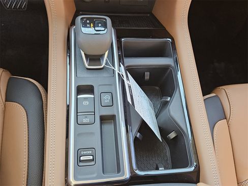 New 2025 Nissan Pathfinder Platinum image 18