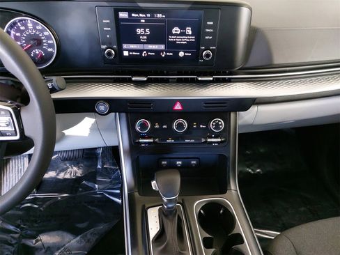 Used 2024 Kia Carnival LX image 23