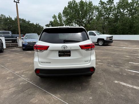Used 2019 Toyota Highlander XLE FWD image 7