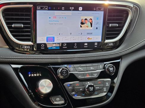 New 2026 Chrysler Pacifica Select FWD image 21