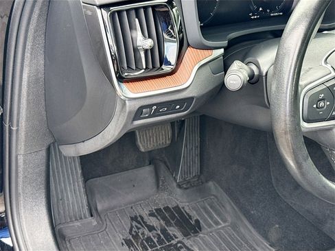 Used 2022 Volvo S60 T8 Inscription image 11