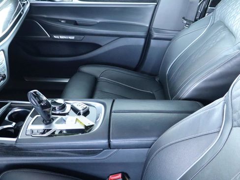 Used 2018 BMW 750i RWD image 17