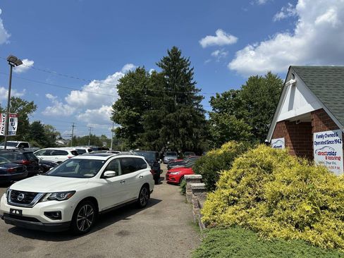 Used 2018 Nissan Pathfinder Platinum AWD/4WD image 1