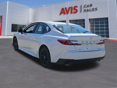 Used 2025 Toyota Camry SE image 3