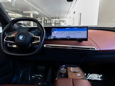 Used 2023 BMW iX xDrive50 w/ Premium Package AWD/4WD image 11