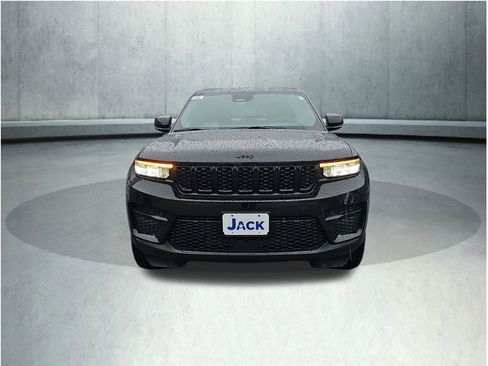 New 2025 Jeep Grand Cherokee Laredo image 9