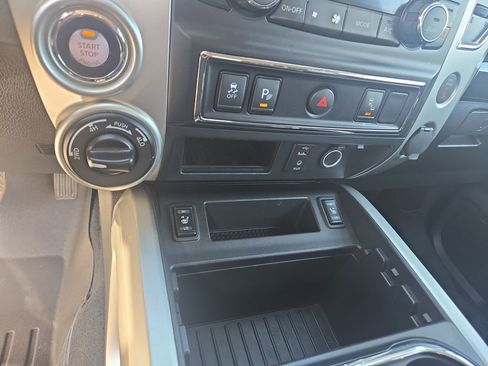 Used 2018 Nissan Titan SV w/ SV Convenience Package image 38