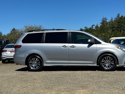 Used 2019 Toyota Sienna XLE w/ XLE Navigation Package FWD image 3