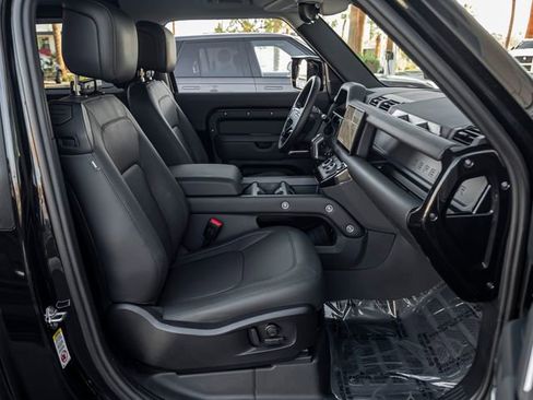 Used 2025 Land Rover Defender 90 X-Dynamic SE image 34