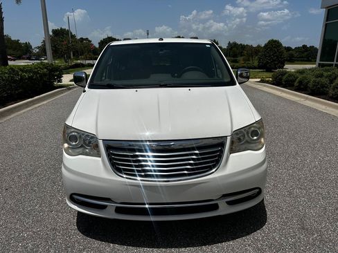 Used 2011 Chrysler Town & Country Limited FWD image 2
