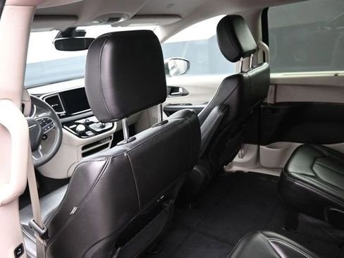 Used 2023 Chrysler Pacifica Touring-L FWD image 19