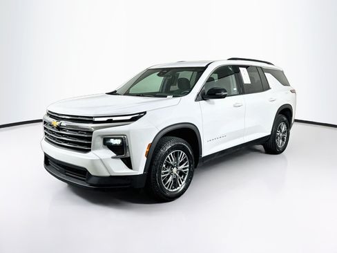 Used 2025 Chevrolet Traverse LT FWD image 3