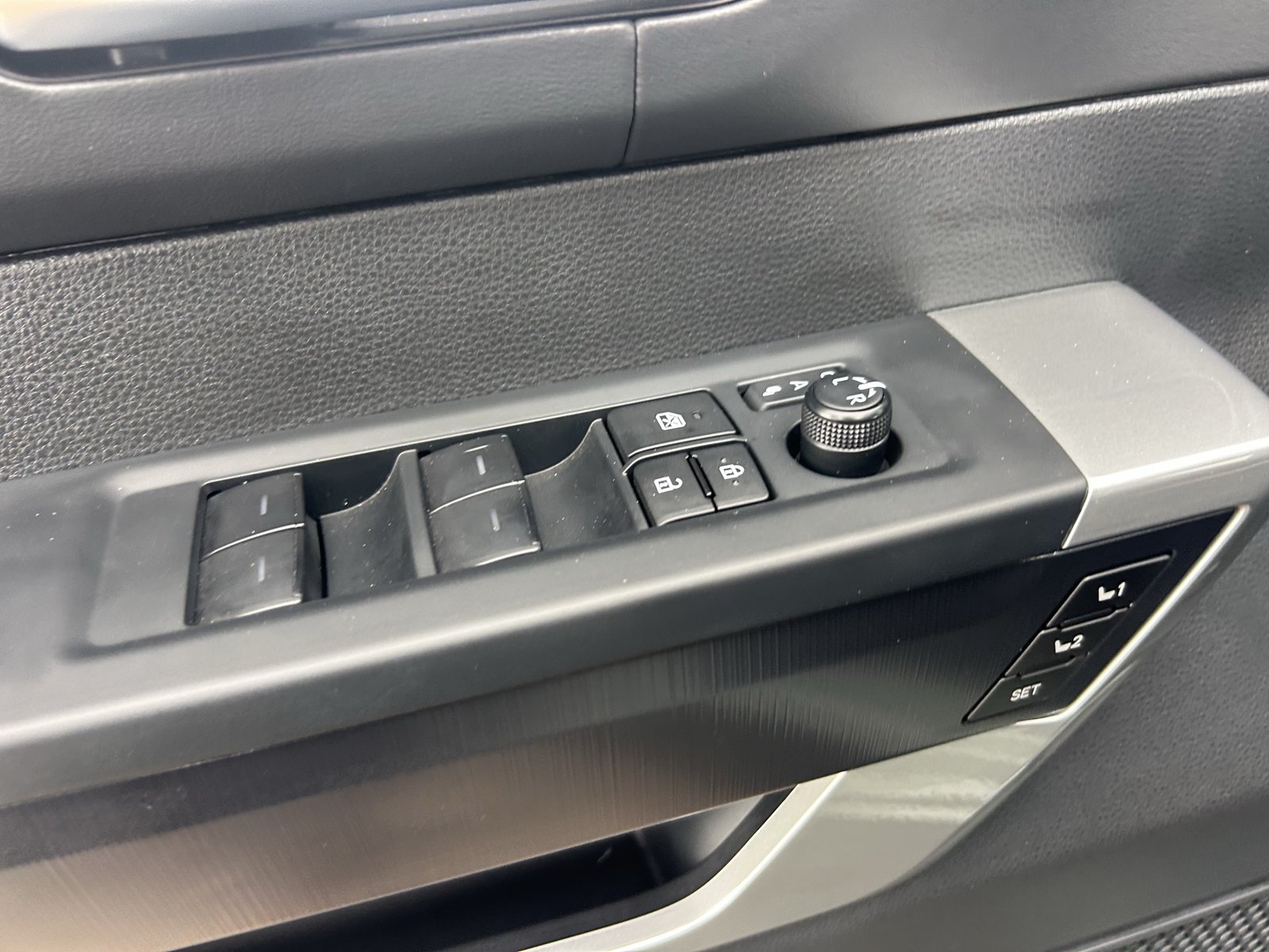 Used 2025 Toyota Sequoia Platinum AWD/4WD image 31