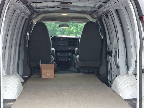 Used 2015 Chevrolet Express 2500 RWD image 25