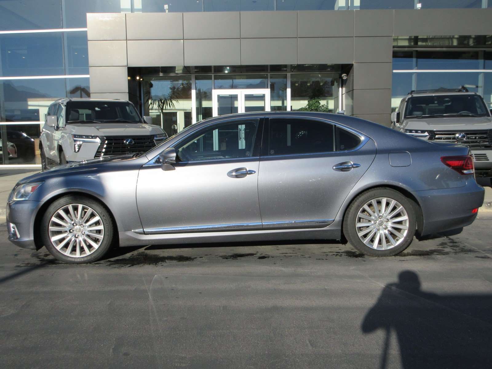 Used 2013 Lexus LS 460 AWD w/ Comfort Pkg image 3