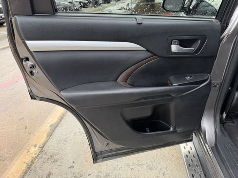 Used 2017 Toyota Highlander XLE FWD image 23