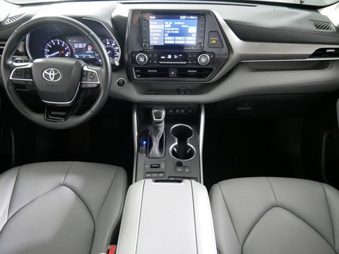 Used 2021 Toyota Highlander XLE image 10