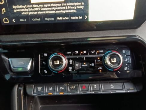 Used 2025 GMC Sierra 2500 AT4 w/ AT4 Premium Plus Package AWD/4WD image 4