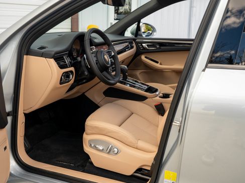 Certified 2025 Porsche Macan image 4