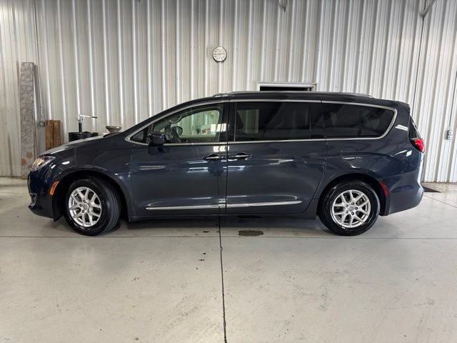 Used 2020 Chrysler Pacifica Touring-L FWD image 2
