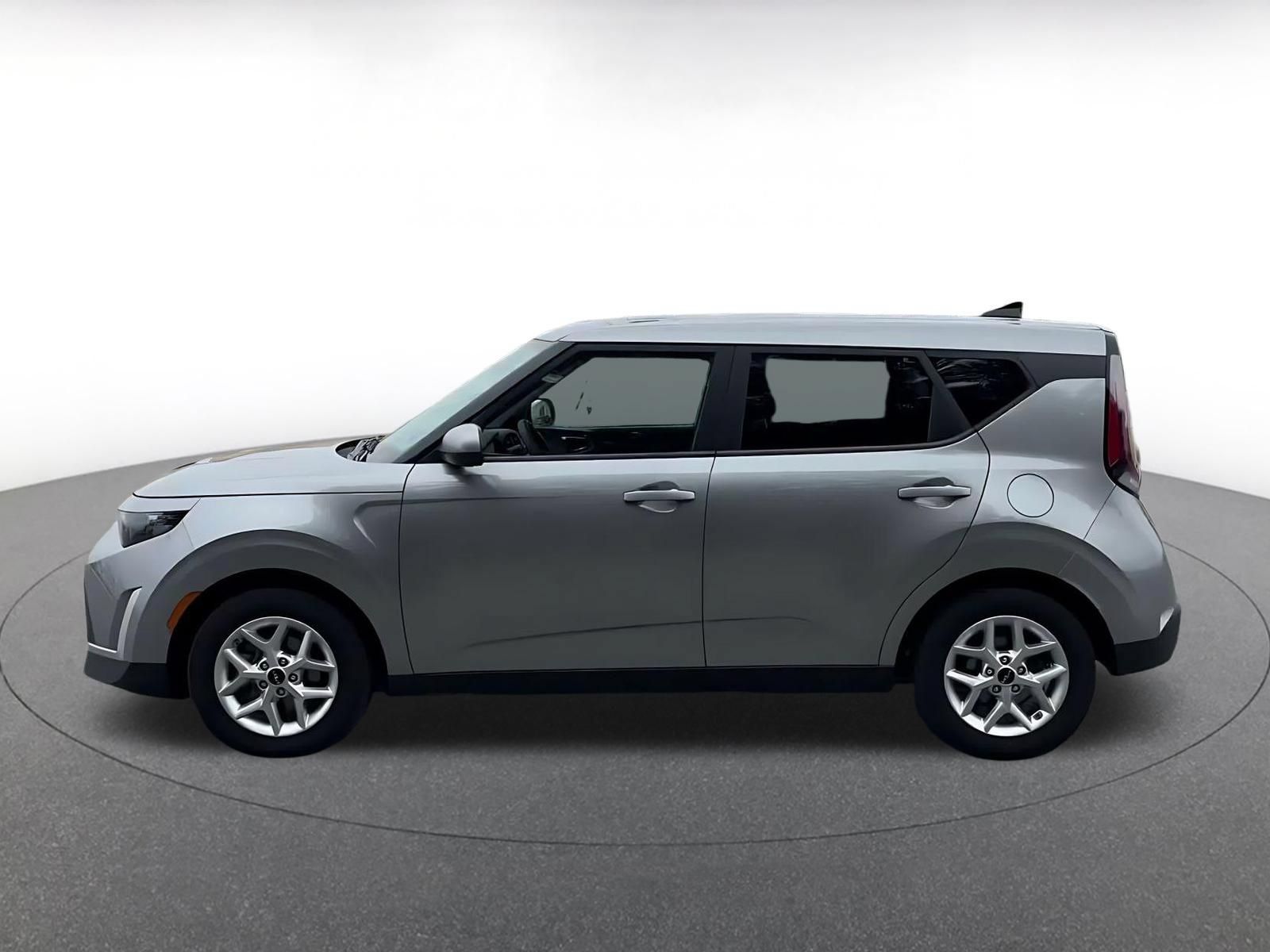Used 2025 Kia Soul LX w/ LX Technology Package FWD image 8