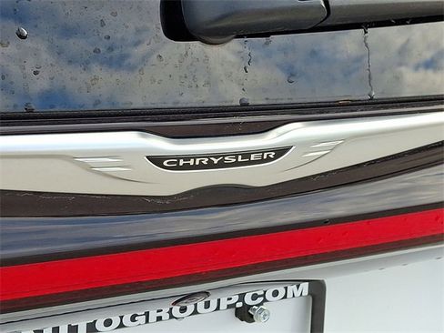 Used 2024 Chrysler Pacifica Touring-L image 30