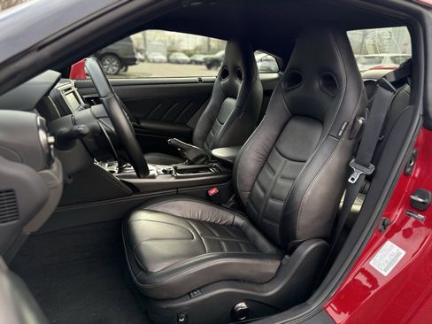 Used 2020 Nissan GT-R Premium w/ Premium Interior Package image 11