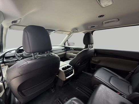 Used 2025 Kia Carnival FWD image 31
