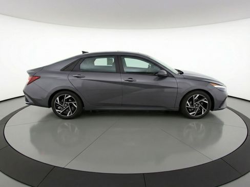 Used 2025 Hyundai Elantra SEL image 11