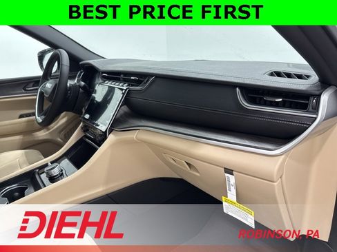 New 2025 Jeep Grand Cherokee Limited w/ Black Appearance Package image 17