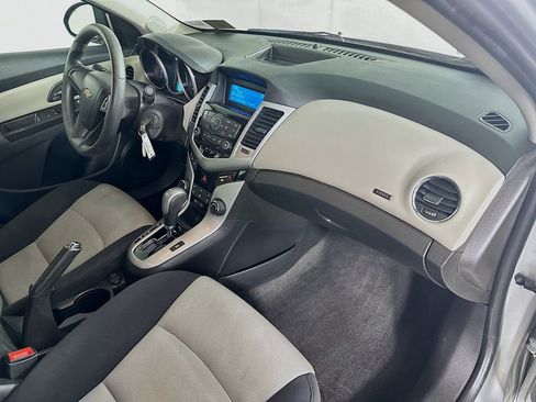 Used 2014 Chevrolet Cruze LS image 27