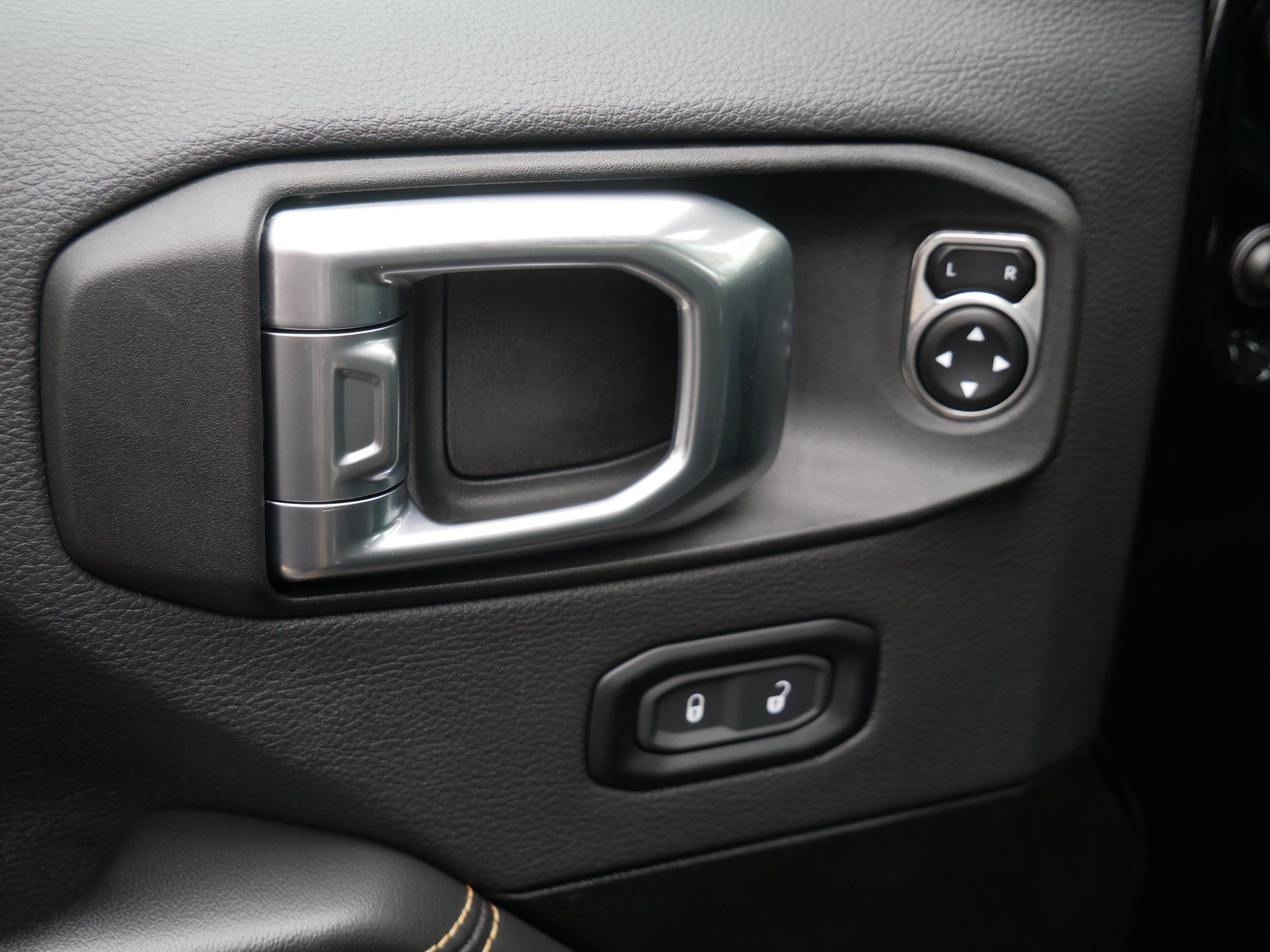 Used 2024 Jeep Wrangler Unlimited Sahara AWD/4WD image 8