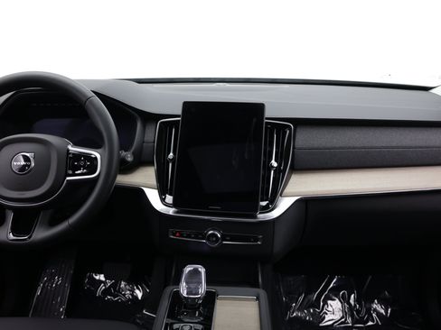 Used 2025 Volvo XC90 B5 Core AWD/4WD image 34