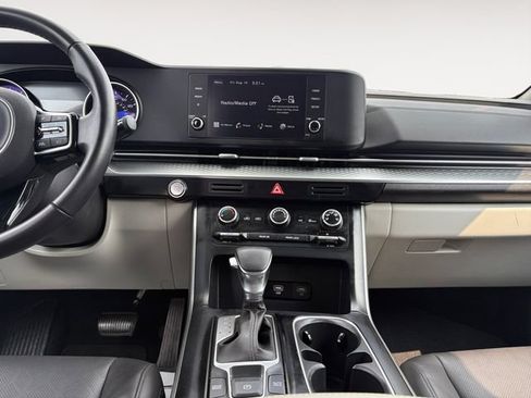 Used 2024 Kia Carnival LX FWD image 11