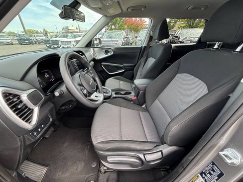 Used 2025 Kia Soul LX w/ LX Technology Package FWD image 24