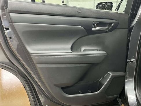 Used 2023 Toyota Highlander XLE AWD/4WD image 18