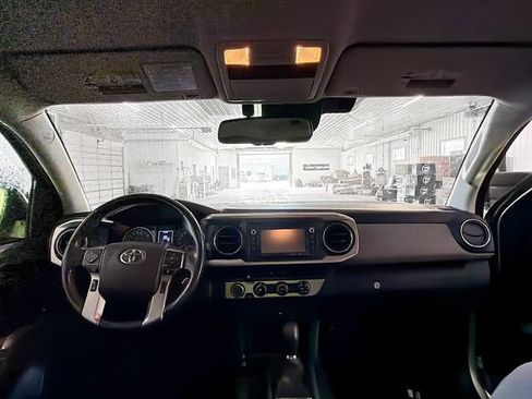 Used 2018 Toyota Tacoma SR5 AWD/4WD image 10