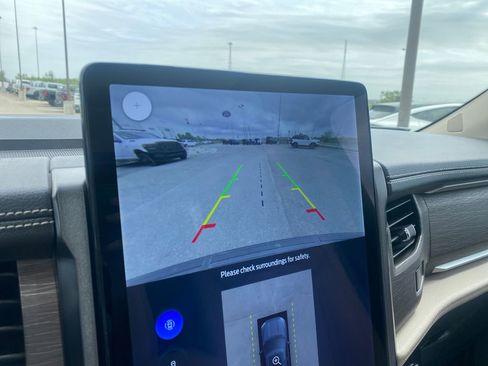 Used 2024 Ford Expedition Limited image 13