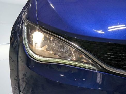 Used 2020 Chrysler Pacifica Touring-L FWD image 9