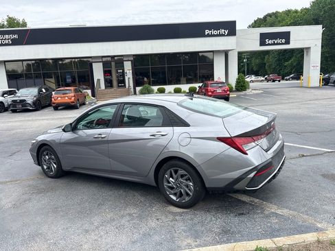 Used 2025 Hyundai Elantra Hybrid FWD image 4
