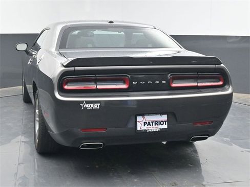 Used 2022 Dodge Challenger SXT image 4