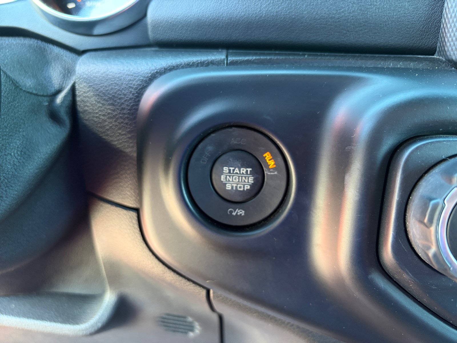 Used 2019 Jeep Wrangler Unlimited Sahara w/ Dual Top Group AWD/4WD image 20