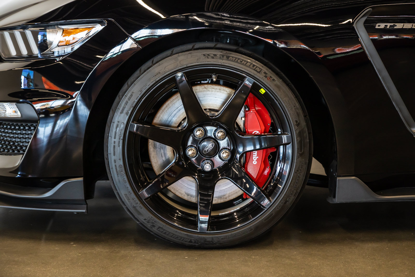 Used 2019 Ford Mustang Shelby GT350R w/ GT350R Equipment Group 920A RWD image 17