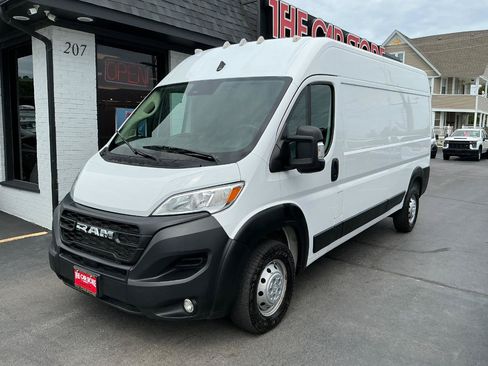 Used 2024 RAM ProMaster 2500 w/ Convenience Group FWD image 2