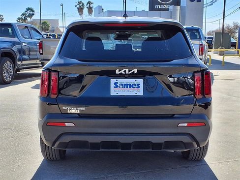 Used 2023 Kia Sorento LX image 6