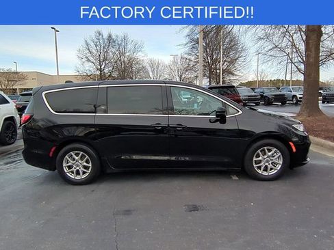 Certified 2024 Chrysler Pacifica Touring-L image 6