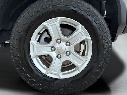 Used 2020 Jeep Wrangler Sport AWD/4WD image 21